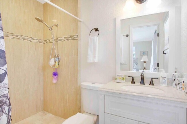 Building Photo - 19185 SE Homewood Ave