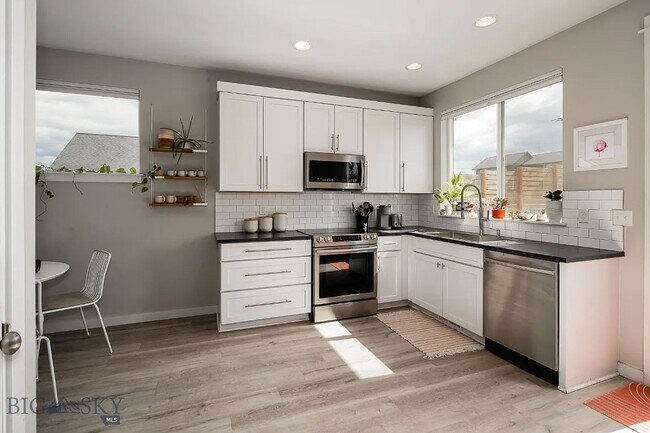 Foto del edificio - Charming Three Bedroom Home with Large Fen...