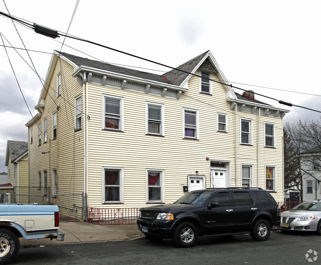 Building Photo - 141-143 Throop Ave