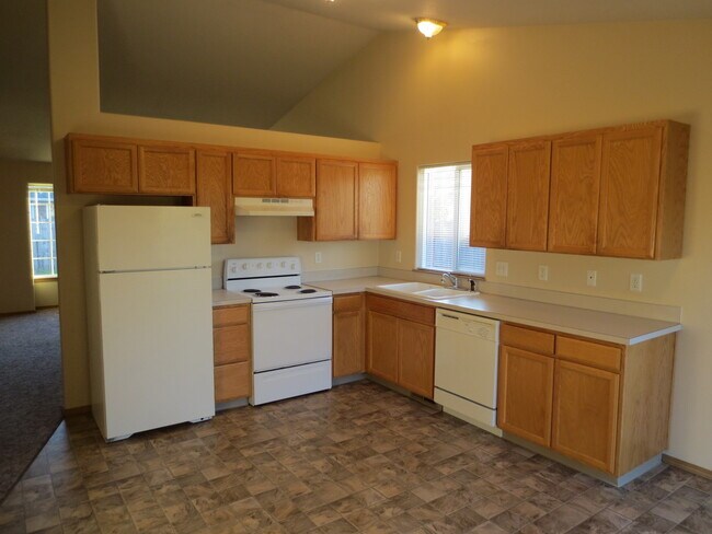 Building Photo - Three Bedroom in North Salem