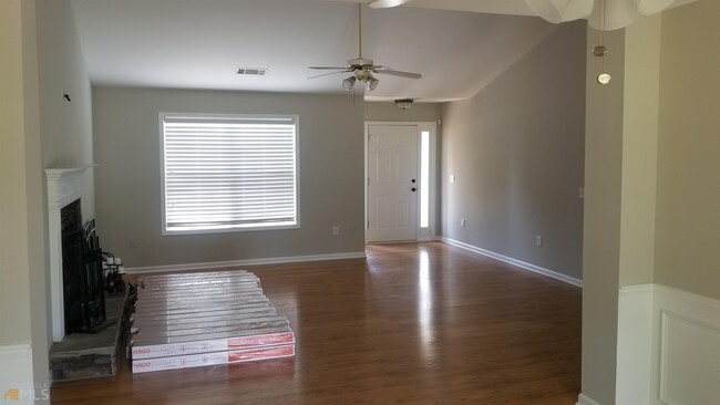 Building Photo - 515 Carriage Dr
