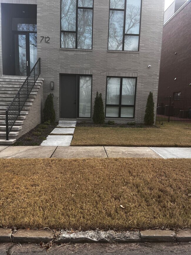 Building Photo - 712 N Magnolia St