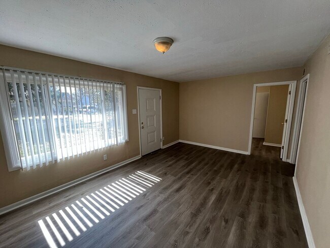 Building Photo - 3 Bedroom 1 bath Bungalow