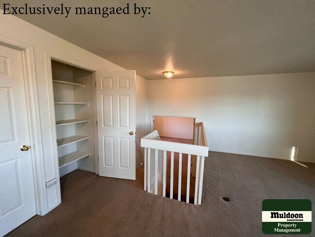 Foto del edificio - Stunning 3  Bedroom Home with lots of space and a beautiful fenced back yard -