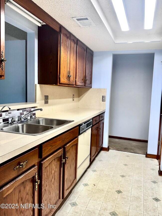 Foto del edificio - 8167 Sable Woods Dr N