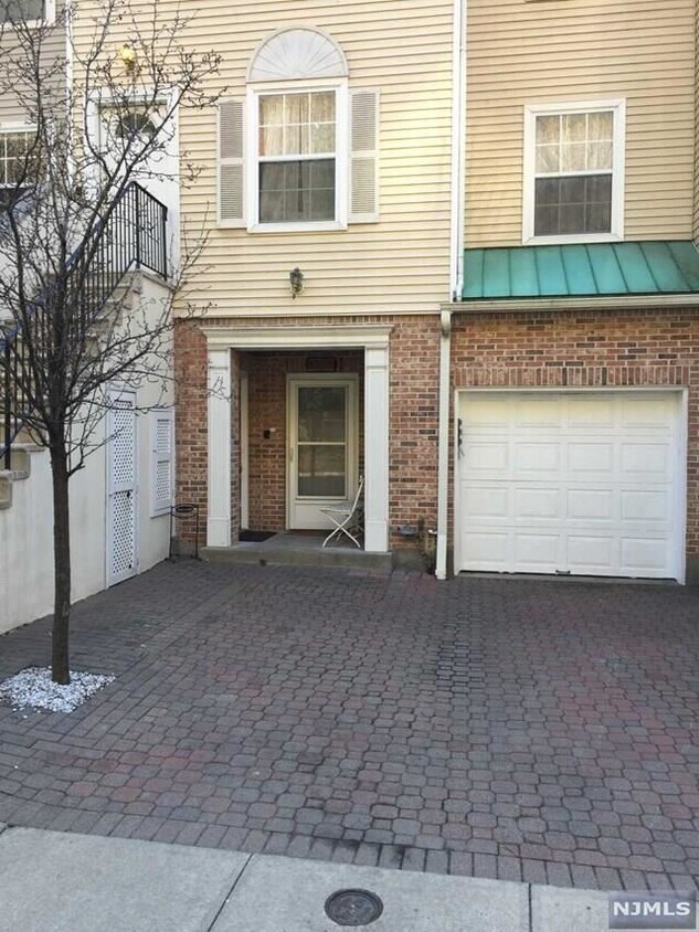20 BERGEN RIDGE Rd Unit 3, North Bergen, NJ 07047 Condo for Rent in