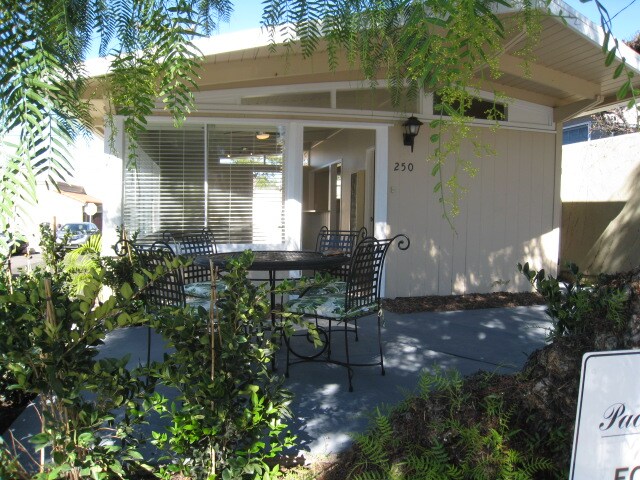 Building Photo - 250 Cress St