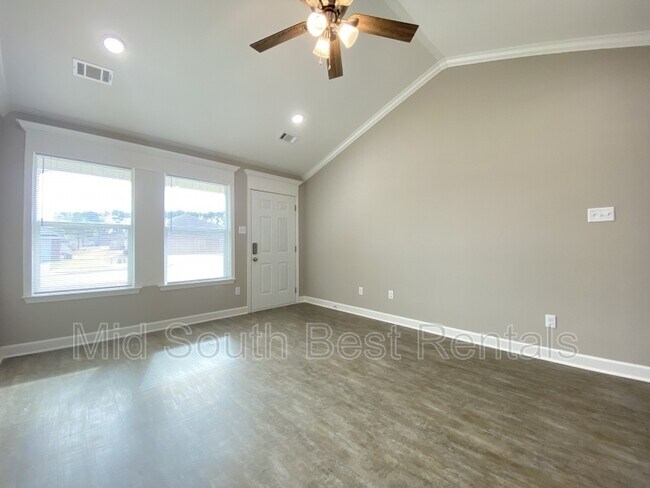 Building Photo - 305 Sparrow Rd