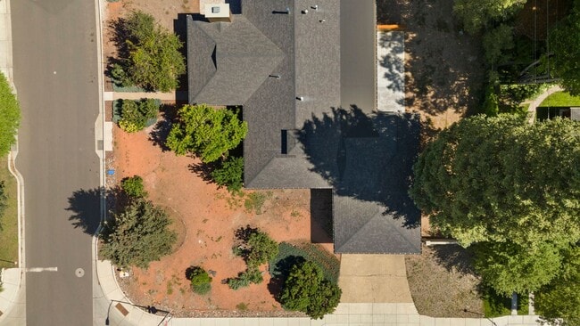 Building Photo - Reburbished 3bd/2ba, 2,275 sq ft home in Coconino Estates close to Hospital, park, downtown Flags...