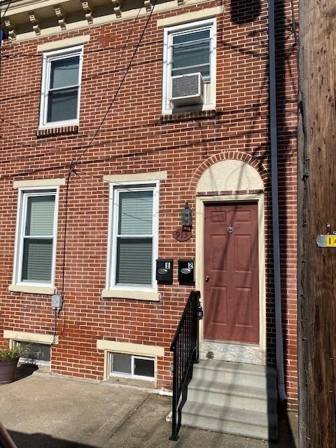 Primary Photo - 913 Clayton St