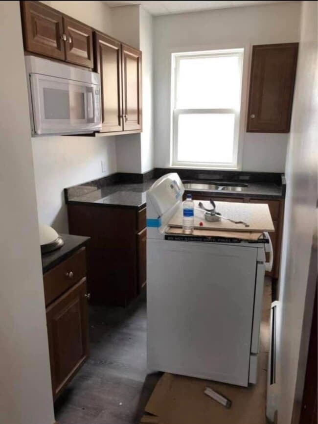 Building Photo - 338 Shaw St