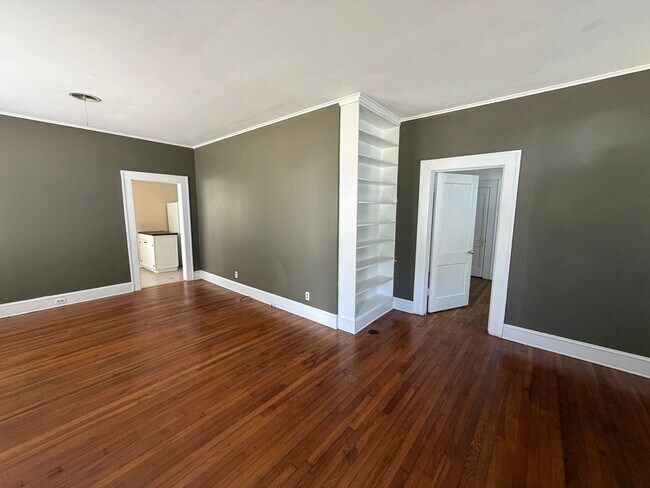 Building Photo - 3432 Broadmoor Blvd