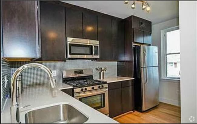 Building Photo - 811 Otis Pl NW