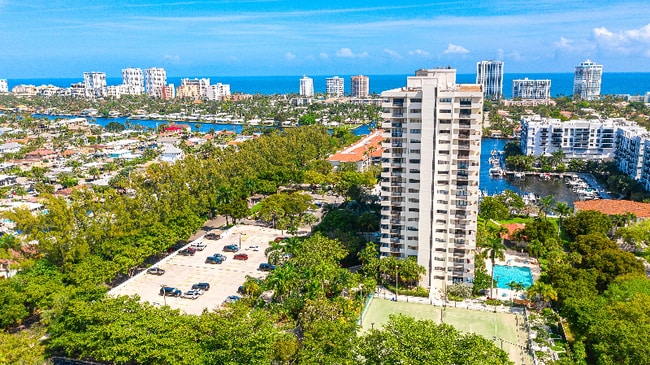 Building Photo - 3200 Port Royale Dr S