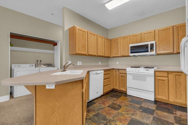 Building Photo - Pinebrook Pointe - New Price!!!