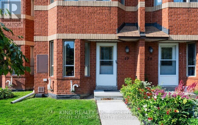 Photo du bâtiment - 2472 Eglinton Ave E