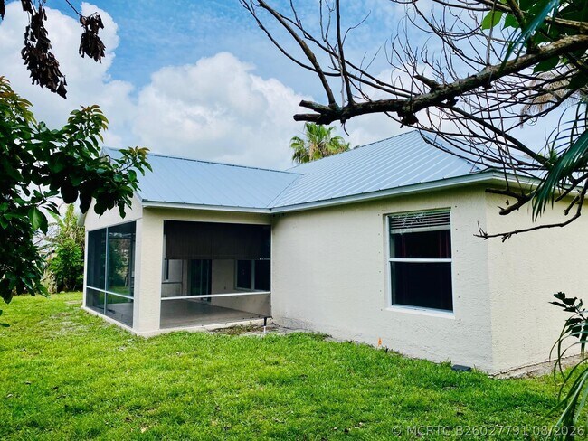 Foto del edificio - 5952 NW Baynard Dr
