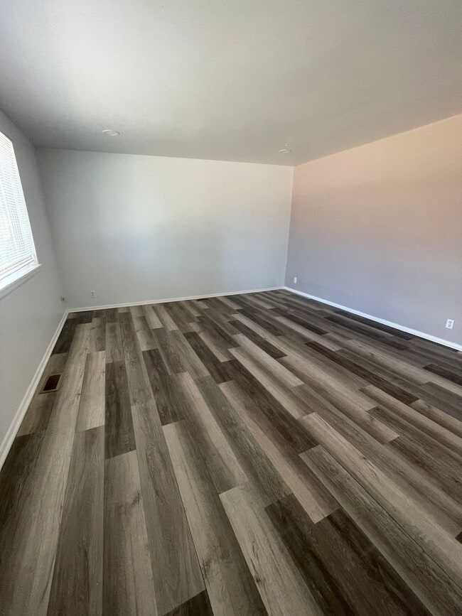 Building Photo - Roy Duplex