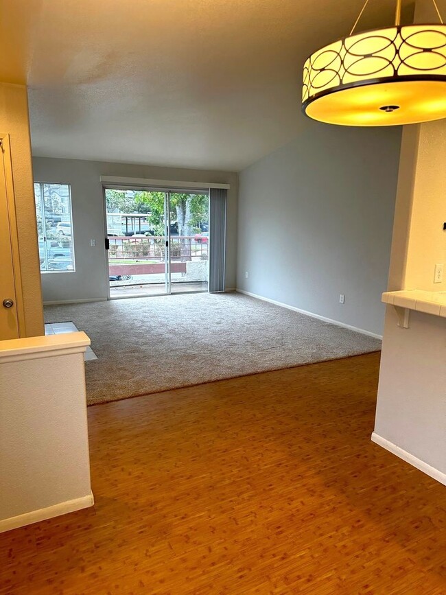 Building Photo - Upstairs 2 Bedroom/2 Bathroom Condo