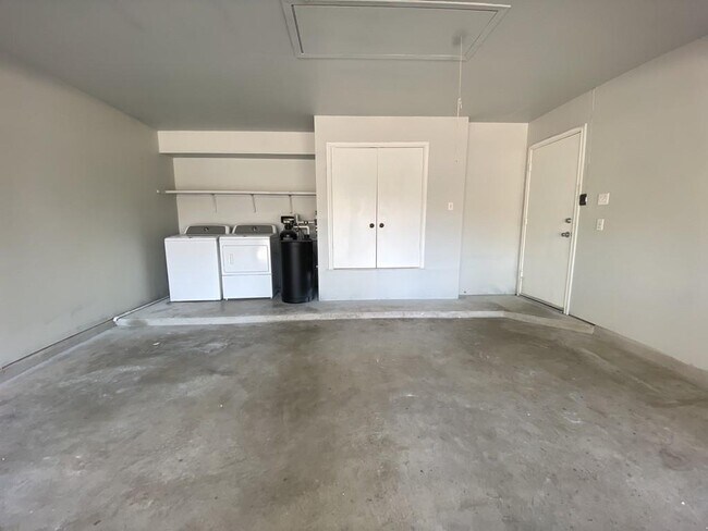 Building Photo - 1807 Hollow Tree Blvd