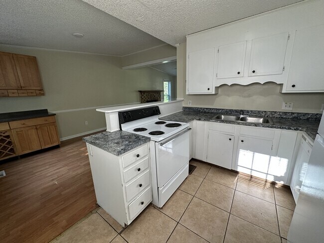 Building Photo - Great 3 bedroom 2 bath ranch home! AVAILABLE NOW!