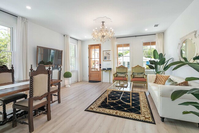 Foto del edificio - 30 W Castillo Dr