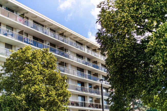 Building Photo - Royal Oak