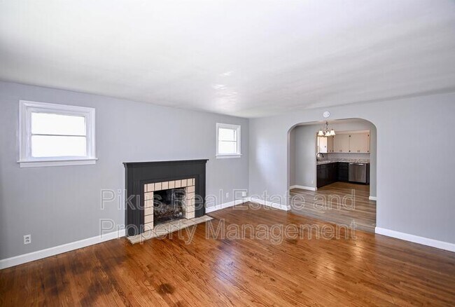 Foto del edificio - 2421 Nicholas Pl NW