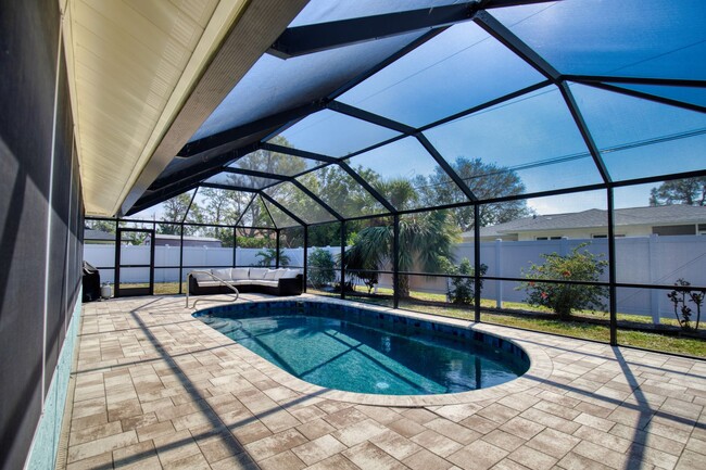 Building Photo - ANNUAL POOL Home in South Venice - Unfurni...