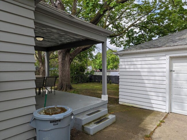 Building Photo - 2121 Brenner St
