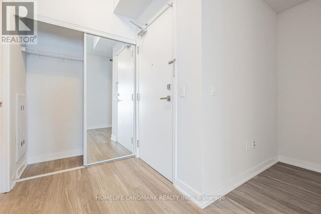 Building Photo - 4085-4085 Parkside Village Dr