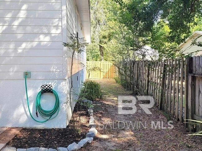 Foto del edificio - 5255 Pine Rd