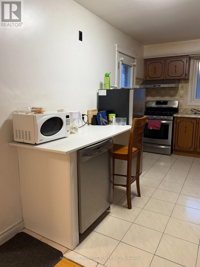 Building Photo - 10 Fairington Crescent