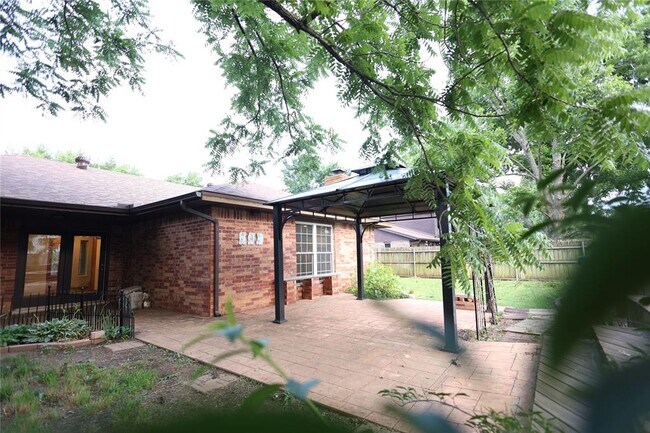 Building Photo - 722 Smalley Dr