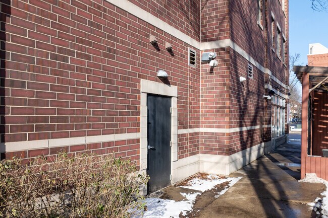 Entrada - 1855-1923 W Diversey Pky