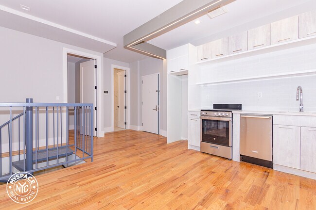 Foto del edificio - 245 Sullivan Pl