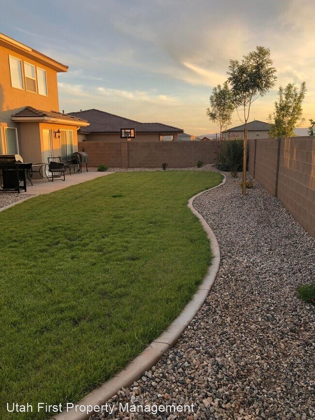 Building Photo - 4 br, 2.5 bath House - 3195 East Livia Dr.