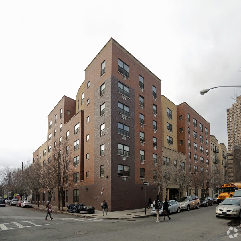 Building Photo - 825 E 179th St