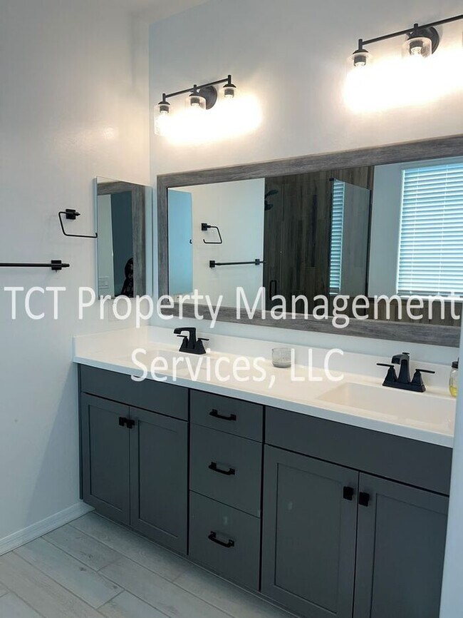 Building Photo - Gorgeous Queen Creek Home with RV Garage