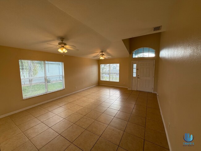 Foto del edificio - GORGEOUS 4 Bedroom, 2 Bath home with a 3 CAR GARAGE for rent!! *MOVE-IN SPECIAL*