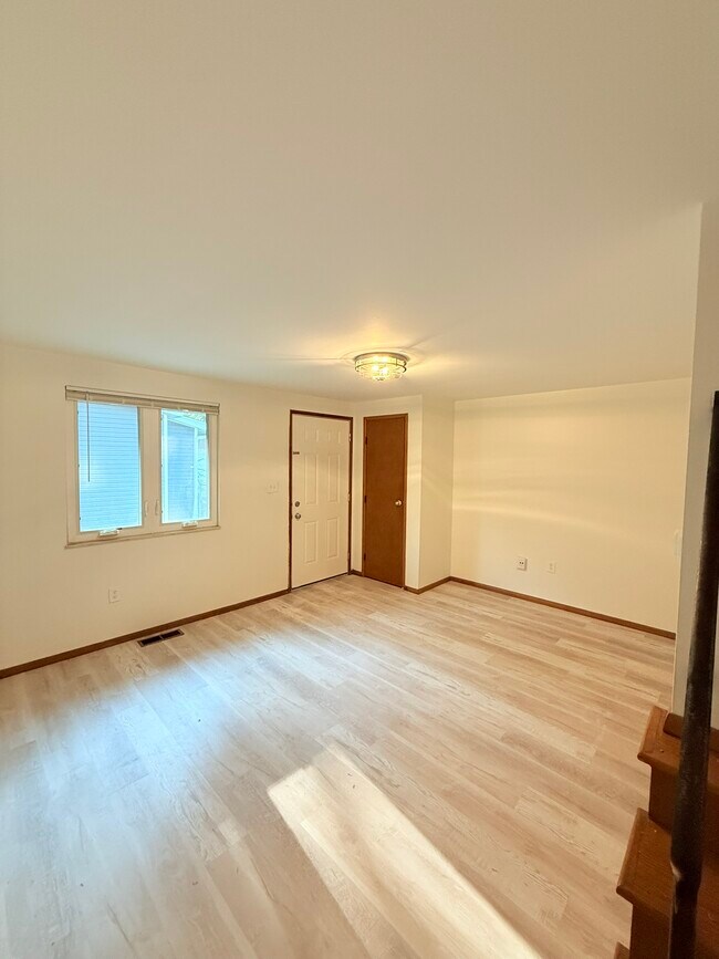 Viviendo - 103 W Park St