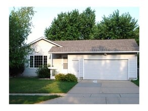 Building Photo - 2721 S Maywood Dr
