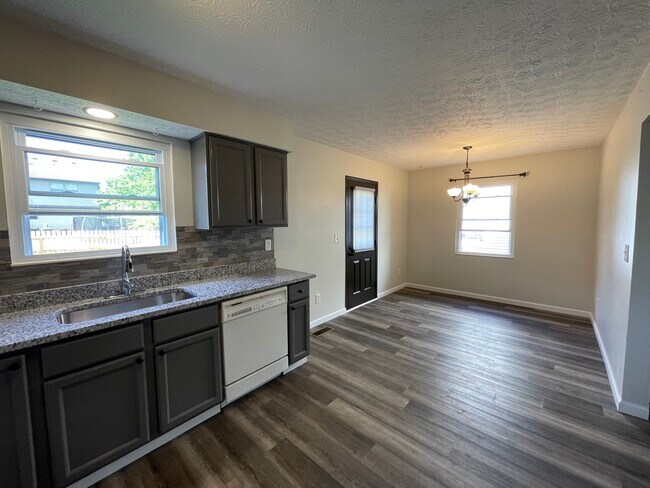 Building Photo - 3824 Longton Dr