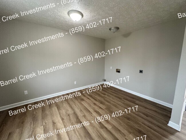 Foto del edificio - 2-Bed, 1-Bath Townhome with Attached Garag...