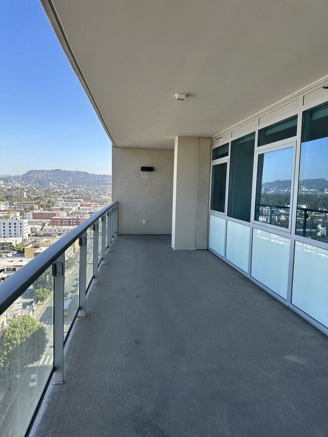 Building Photo - Luxury L.A. Living