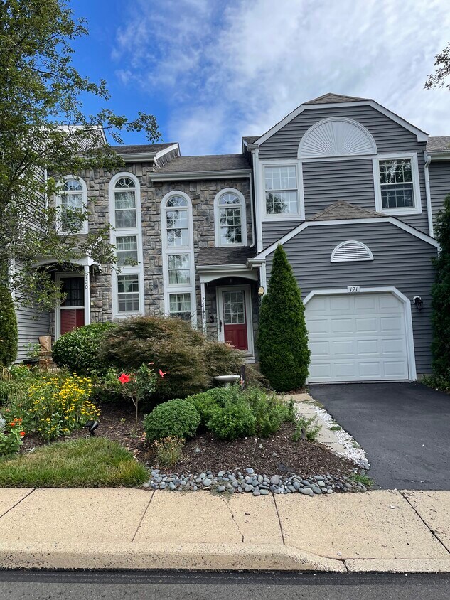 Primary Photo - 121 Summerhill Ct