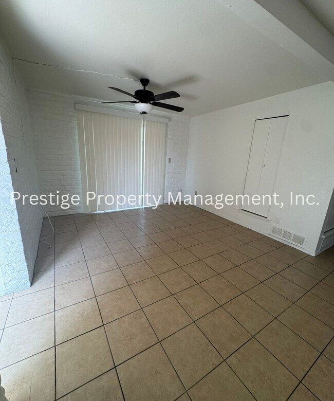 Foto del edificio - 2115-2117 N Bell Ave