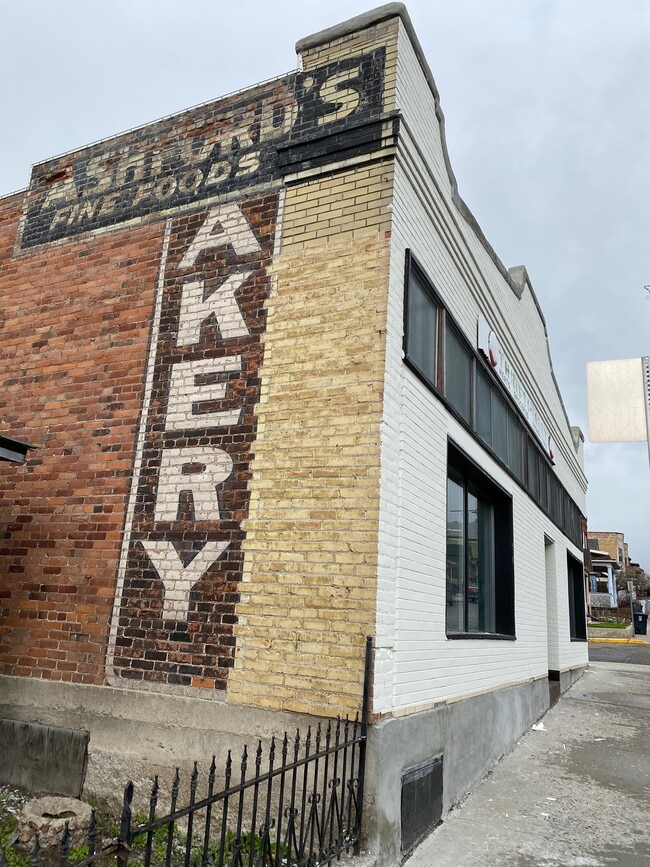 Building Photo - 740 W Granite St