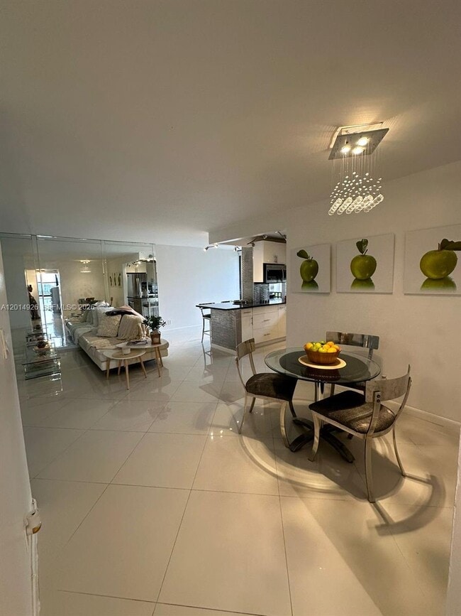 Foto del edificio - 17021 N Bay Rd