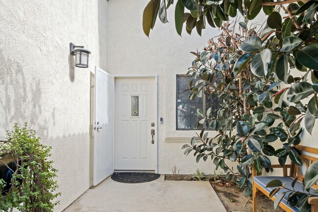 Building Photo - 41800 Front Hall Rd